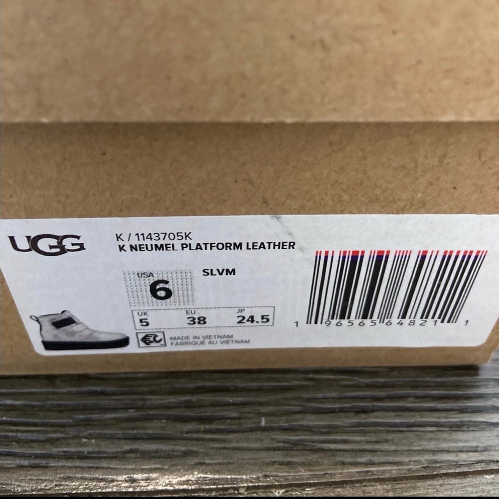 NIB UGG Neumel Platform Leather Kids Women’s - Picture 5 of 5